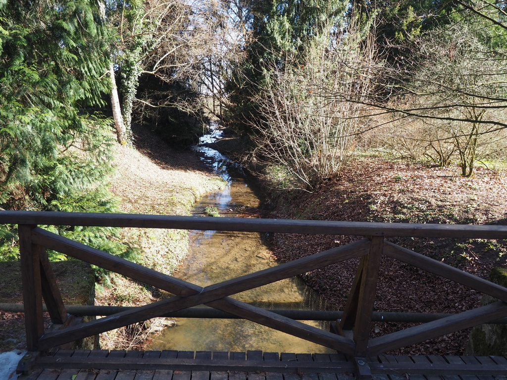Buchlovický potok a dolní mostek v Zámecké zahradě