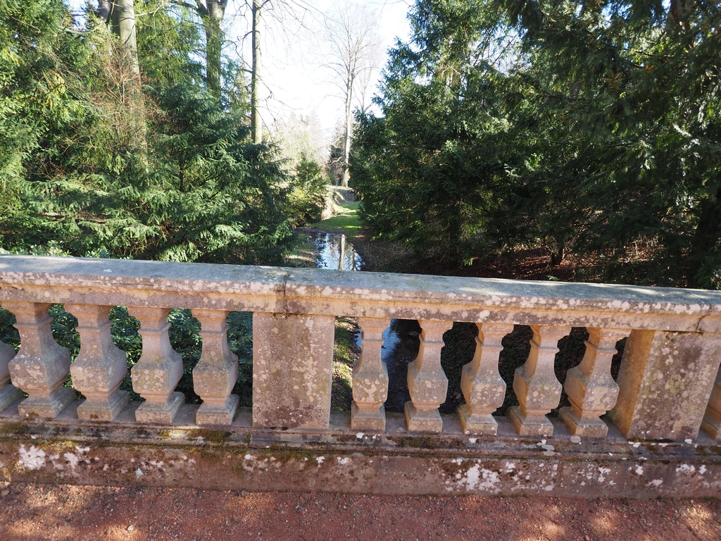Buchlovický potok a prostřední mostek v Zámecké zahradě