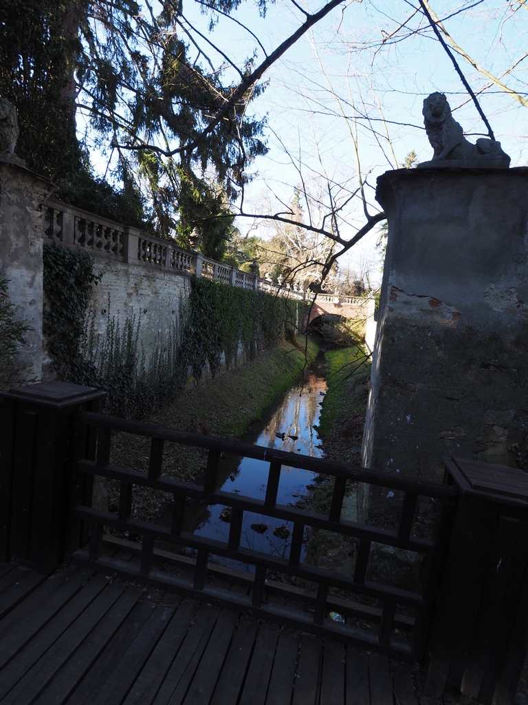 Buchlovický potok a horní mostek v Zámecké zahradě
